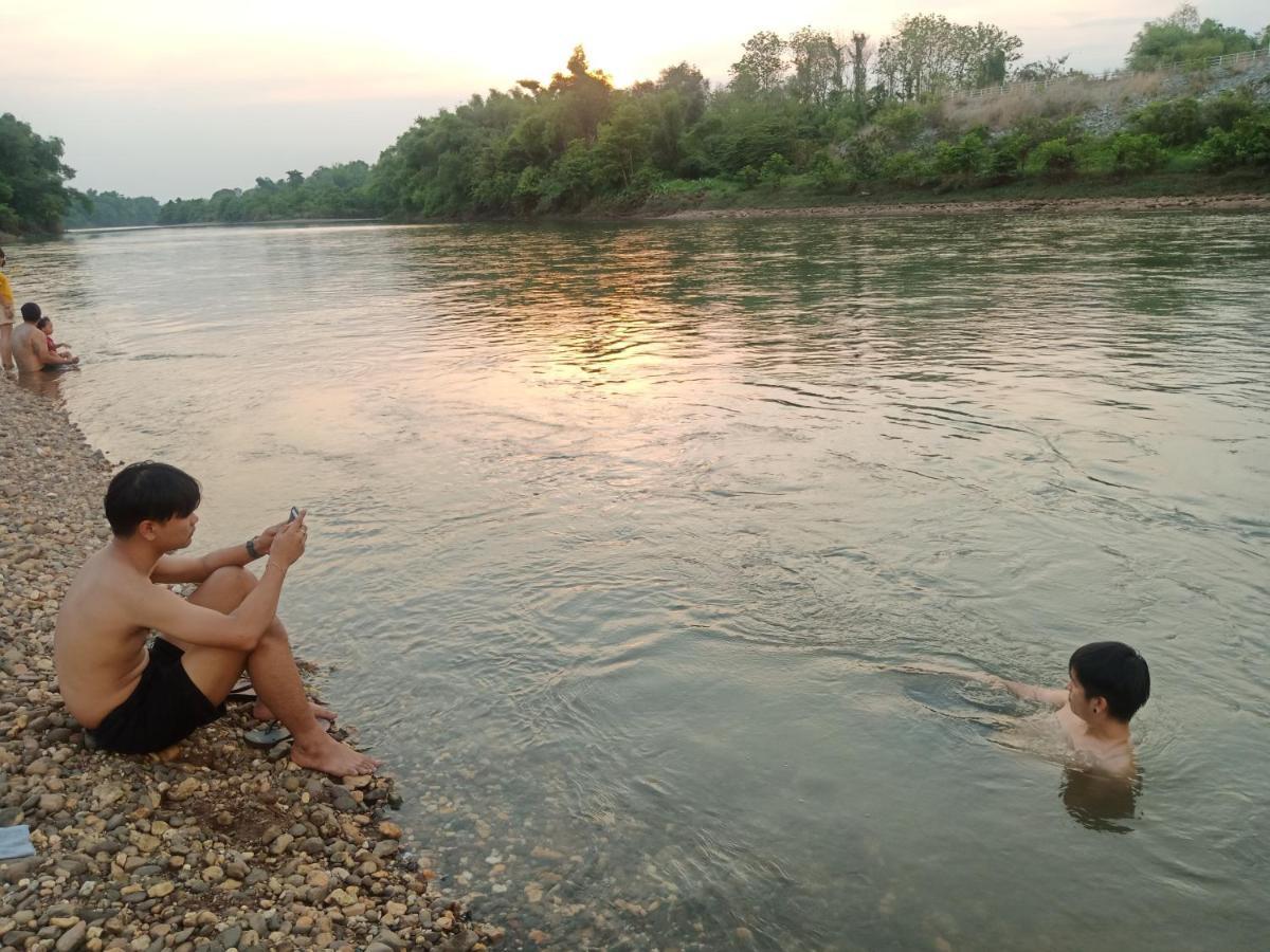 เฮือนน้ำน่าน House By The River Nan Uttaradit Exteriör bild